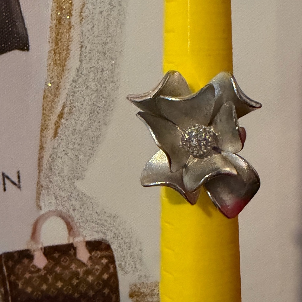 Elegant Silver Floral Ring